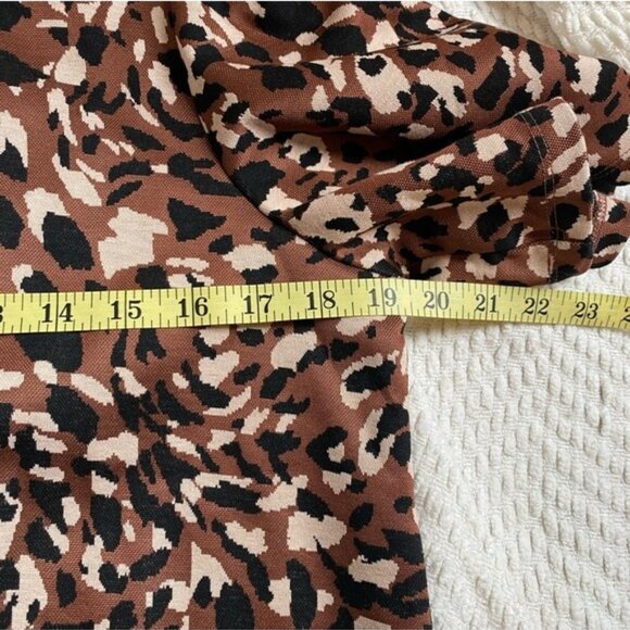 Ann Taylor Factory Animal Print Short Sleeve Blouse Size M Lightweight Top - Picture 3 of 5